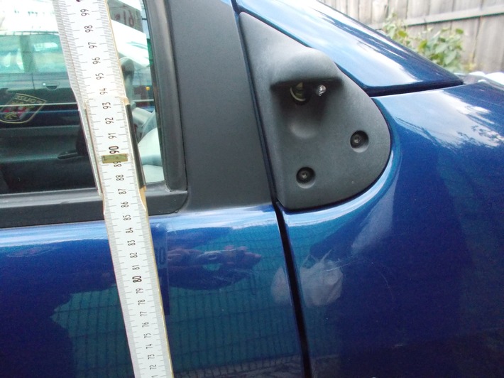 POL-PDNW: Fahrzeugspiegel abgerissen - Zeuge gesucht