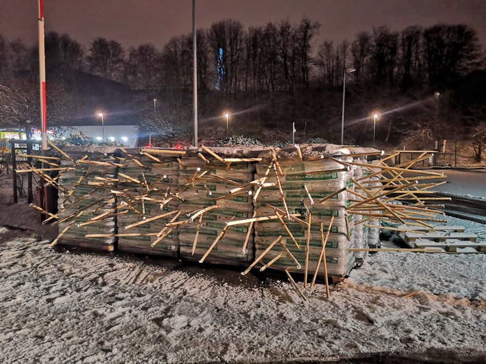 POL-MK: Sachbeschädigung am Gartencenter