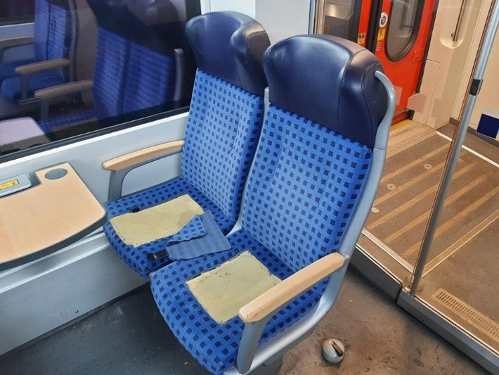 BPOL-HST: 18-Jähriger schlitzt in der Regionalbahn Sitzplätze auf