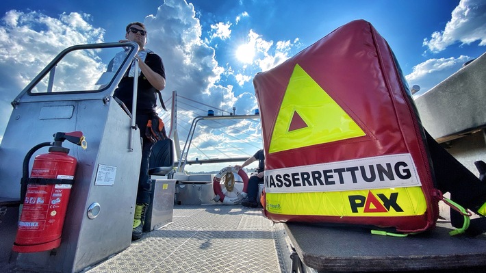 FW-NE: Person auf Luftmatratze löst größeren Einsatz aus | Schwimmen im Rhein ist lebensgefährlich!