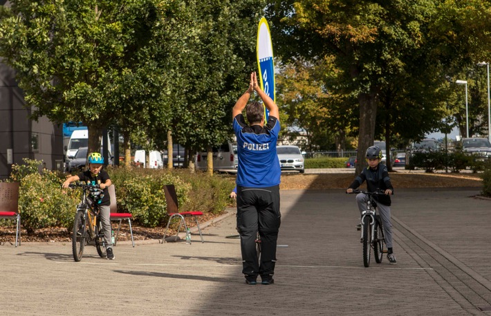 POL-OH: Strahlende Kinderaugen: Gewinner des Malwettbewerbs zu Besuch im Polizeipräsidium Osthessen