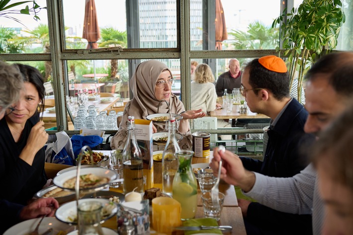 Vier Religionen an einem Tisch / Bundesweite Hilfsaktion "Speisen für Waisen" regt zur Verständigung zwischen den Religionen an