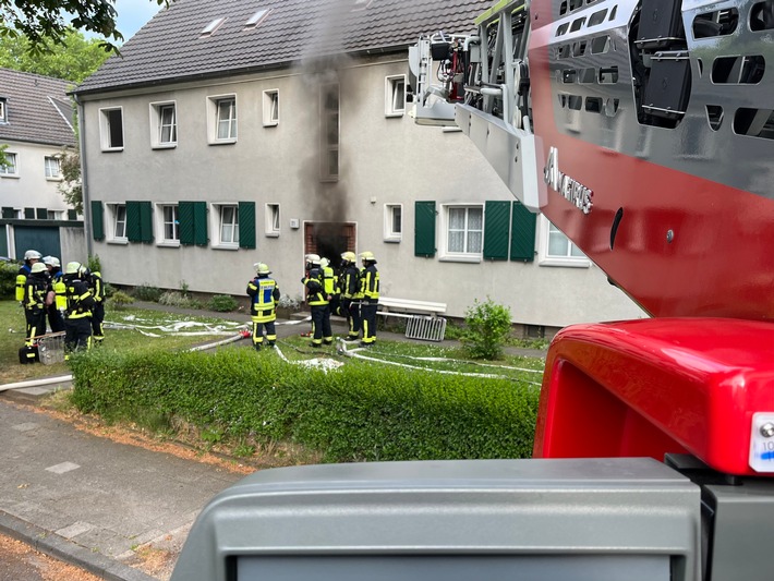 FW Moers: Kellerbrand in Mehrfamilienhaus / Katze gerettet