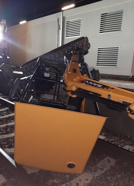 Bundespolizeidirektion München: Unfall bei Bauarbeiten am Hauptbahnhof / Kleinbagger stürzt ins Gleis