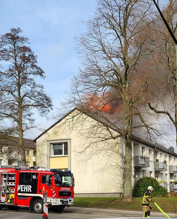 FW-E: Dachstuhlbrand in einem Mehrfamilienhaus - starke Rauchentwicklung weit sichtbar