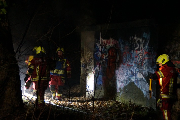 FW Wathlingen: Feuer in ehemaligem Trafohäuschen - Ortsfeuerwehr Wathlingen im Einsatz