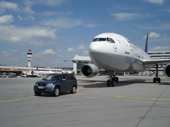 Suzuki Grand Vitara zieht 100-Tonnen-Airbus für "Galileo"