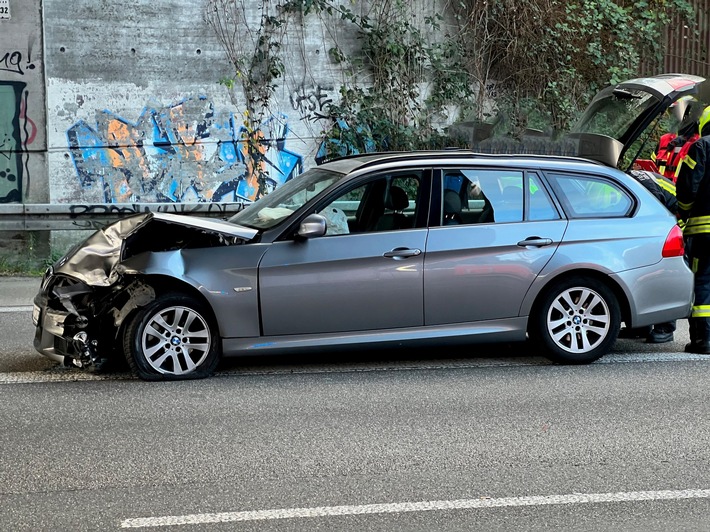 FW-GE: Schwerer Verkehrsunfall mit mehreren beteiligten Pkw und verletzten Personen auf der A52