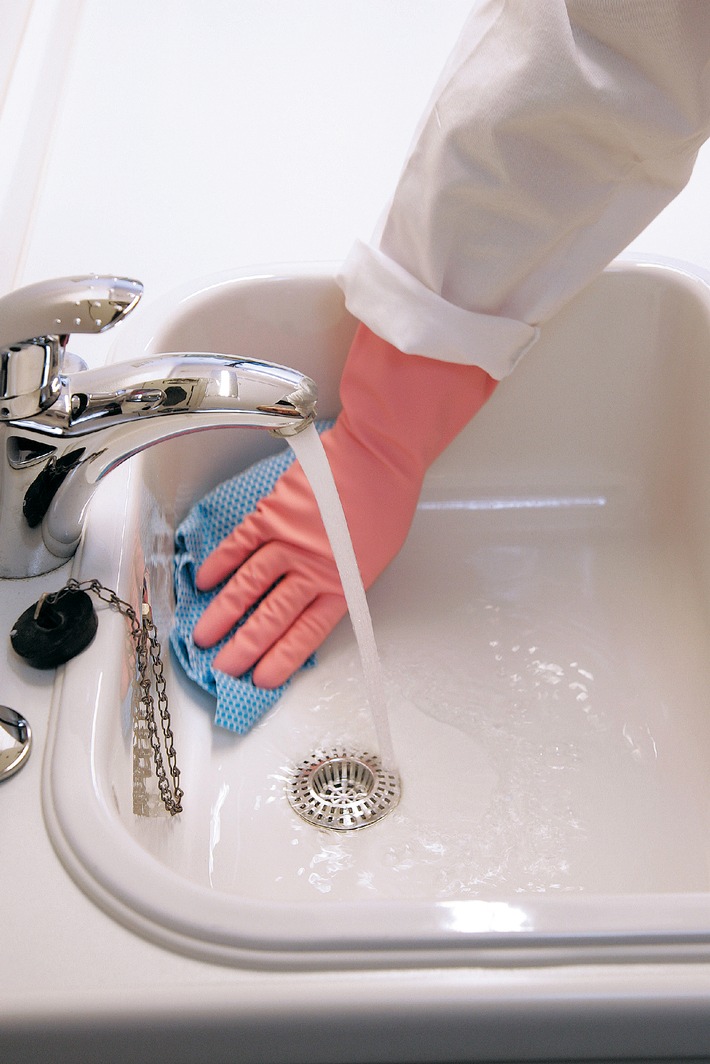 Zu viel Wasser macht die Haut kaputt / BGW: Hände in Beruf und Haushalt vor Feuchtigkeit schützen (BILD)
