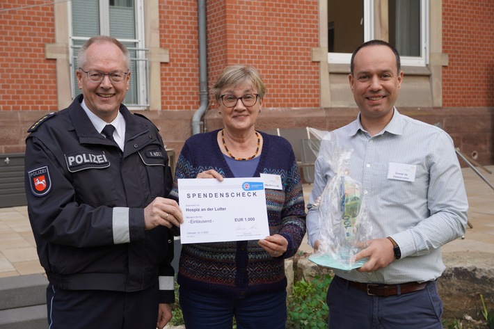 POL-GÖ: (504/2022) Hilfe für den letzten Weg - Polizeiinspektion Göttingen überreicht Spendenscheck an das Göttinger Hospiz an der Lutter