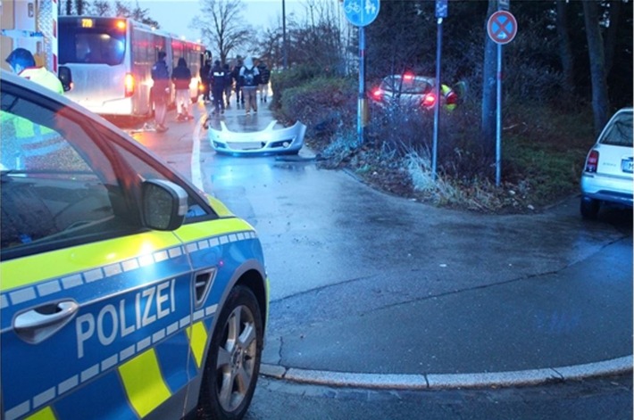 POL-ME: Opel Corsa kollidiert mit Bus und bleibt in Hecke stecken - Heiligenhaus - 2401091