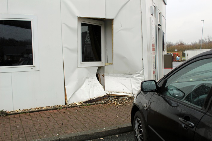 POL-UN: Werne - Alkoholisierte Autofahrerin durchbricht Gebäudewand einer Tankstelle - Einsatzkräfte treffen sie nach kurzer Flucht an