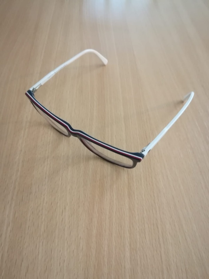 POL-STD: Brille am Bassenflether Strand aufgefunden