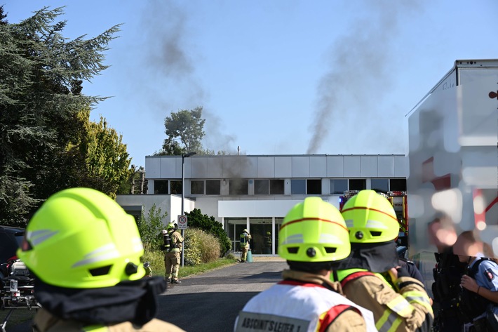 FW Pulheim: Brauweiler - Feuer in Bürogebäude