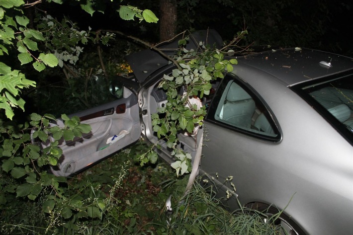POL-OE: Autofahrer fährt gegen Baum