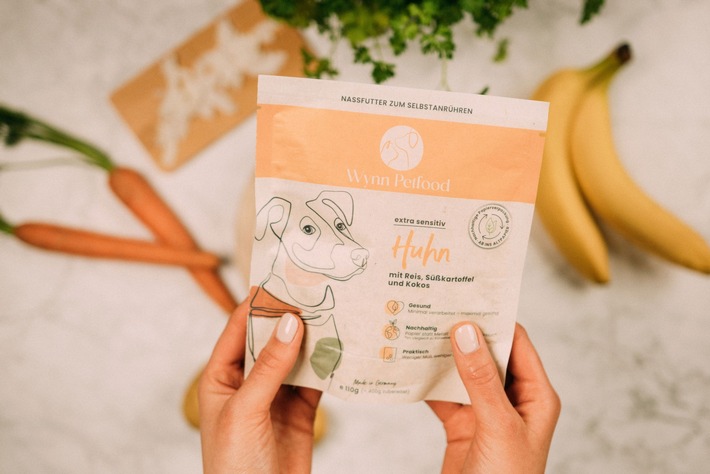 Innovativ und ressourcenschonend: Wynn Petfood und Koehler Paper verpacken Nassfuttermischungen und Snacks für Hunde in Papier