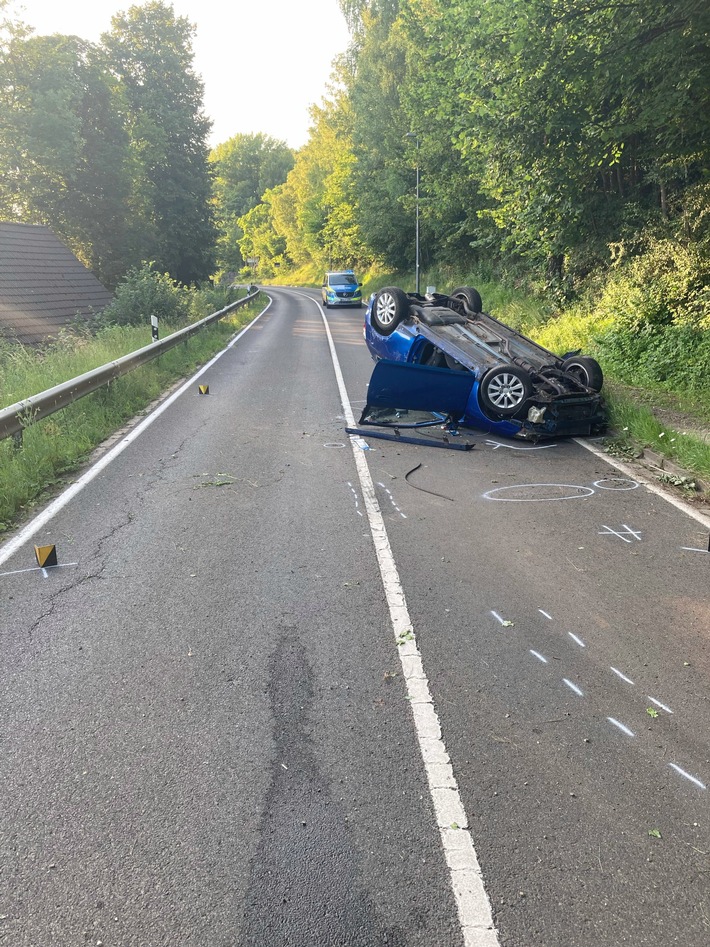 POL-AC: Alleinunfall auf der Venwegener Straße - Auto überschlägt sich