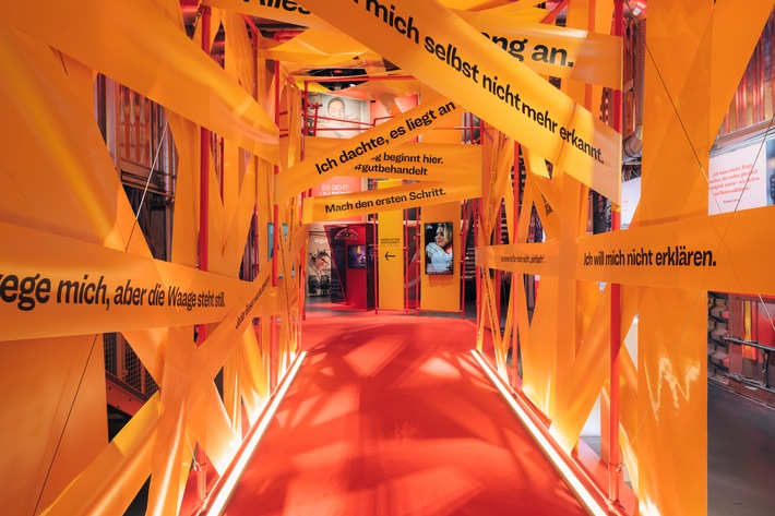 Vom "Ich muss" zum "Ich kann". Wenn medizinisches Wissen die Last der Schuld von den Schultern nimmt, verändert sich alles. Zu sehen ist ein Teil der Ausstellung der Adipositas-Erlebniswelt. / Weiterer Text über ots und www.presseportal.de/nr/19840 / Die Verwendung dieses Bildes für redaktionelle Zwecke ist unter Beachtung aller mitgeteilten Nutzungsbedingungen zulässig und dann auch honorarfrei. Veröffentlichung ausschließlich mit Bildrechte-Hinweis.