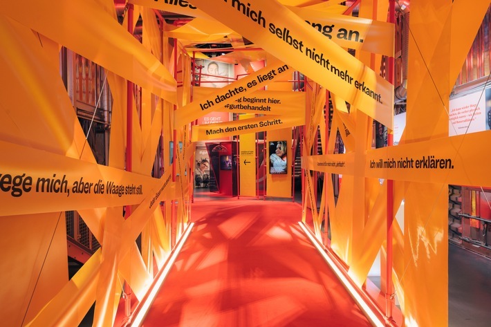 Vom "Ich muss" zum "Ich kann". Wenn medizinisches Wissen die Last der Schuld von den Schultern nimmt, verändert sich alles. Zu sehen ist ein Teil der Ausstellung der Adipositas-Erlebniswelt. / Weiterer Text über ots und www.presseportal.de/nr/19840 / Die Verwendung dieses Bildes für redaktionelle Zwecke ist unter Beachtung aller mitgeteilten Nutzungsbedingungen zulässig und dann auch honorarfrei. Veröffentlichung ausschließlich mit Bildrechte-Hinweis.