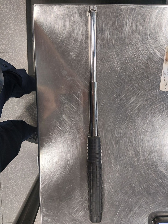 BPOL NRW: Bundespolizei stoppt Mann mit Schlagstock im Handgepäck am Flughafen Köln/Bonn