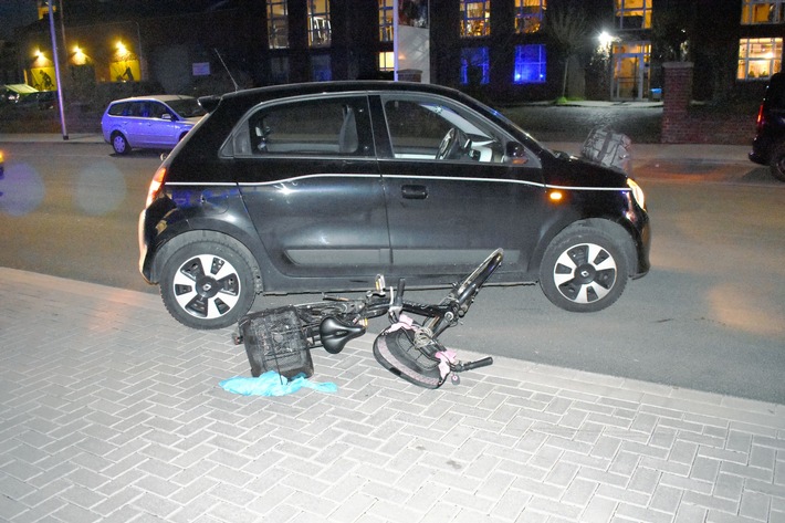 POL-MG: Radfahrerin wird bei Verkehrsunfall Konstantinstraße schwer verletzt