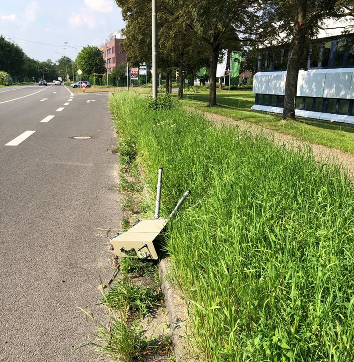 POL-ME: Radfahrer trat Radarmessgerät um und beschädigte zivilen Streifenwagen - Ratingen - 2106054