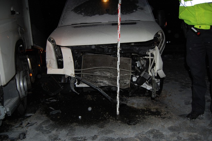 POL-HI: Verkehrsunfall auf schneeglatter Autobahn mit zwei leicht verletzten Personen