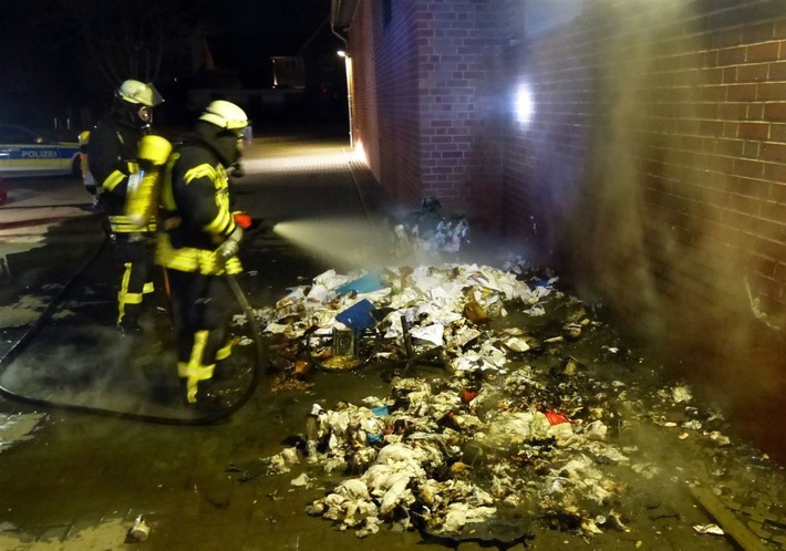 POL-MI: Müllcontainer gehen in Flammen auf