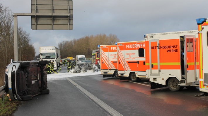 FW-WRN: Acht Verletzte und PKW-Brand auf der A1