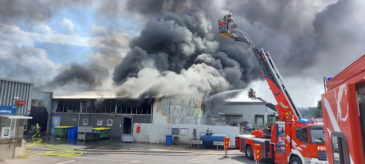 FW Pforzheim: Großbrand im Brötzinger Tal - Lagerhalle abgebrannt - Nachbarhalle gerettet - Abschlussmeldung