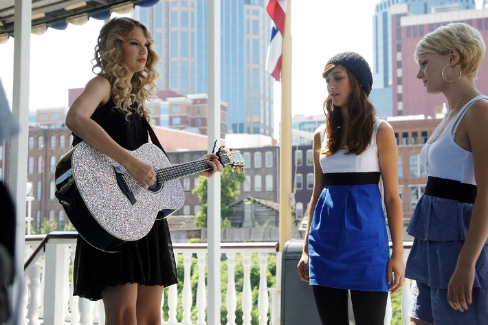 Topstar bei POPSTARS: &quot;MTV Video Music Award&quot;-Gewinnerin Taylor Swift begleitet Elif und Dagmara auf der Gitarre
