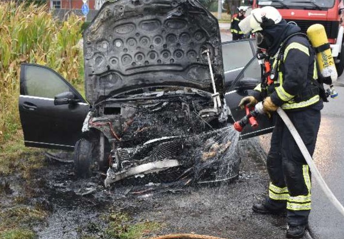 POL-EL: Emsbüren - Fahrzeug gerät während der Fahrt in Brand