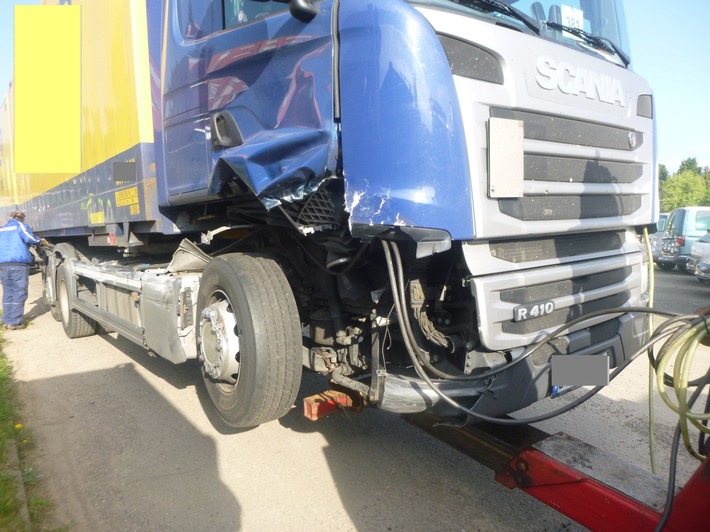 POL-VDMZ: Foto zum Beitrag 25.04.2018, 02.20 Uhr:  Verkehrsunfall mit Gefahrengut LKW, eine Frau Krankenhaus eingeliefert