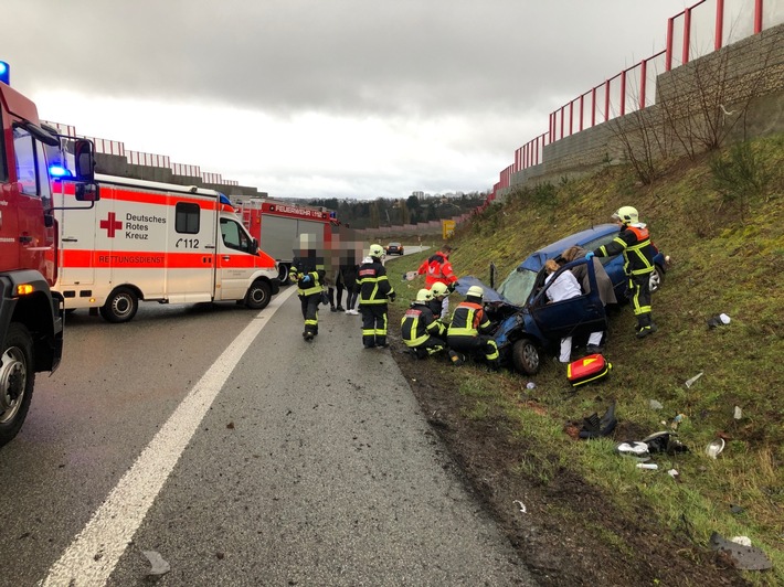 POL-PDPS: Fahrzeug überschlagen, Fahrzeug Totalschaden