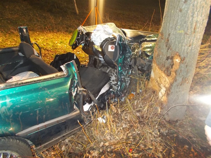 POL-UN: Holzwickede - Schwerer Verkehrsunfall: Eingeklemmtes Opfer wird eine Stunde lang aus Fahrzeug befreit