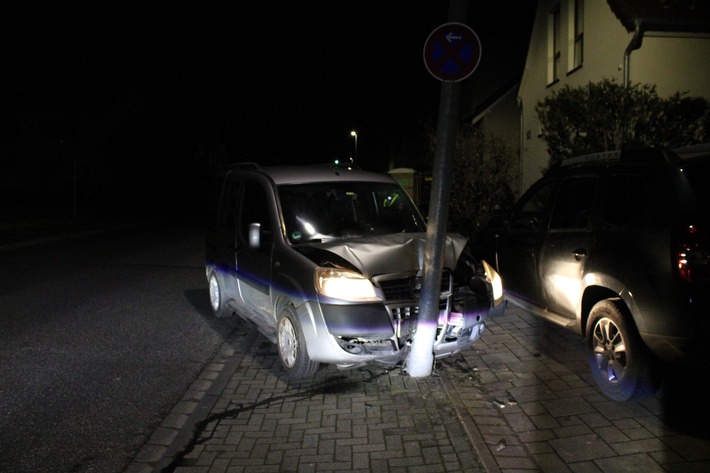 POL-RBK: Bergisch Gladbach - Betrunkener Autofahrer fährt gegen Straßenlaterne