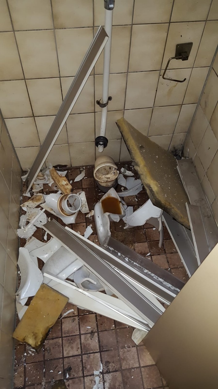 POL-DU: Beeck: Schultoilette gesprengt - Polizei warnt vor Polenböllern