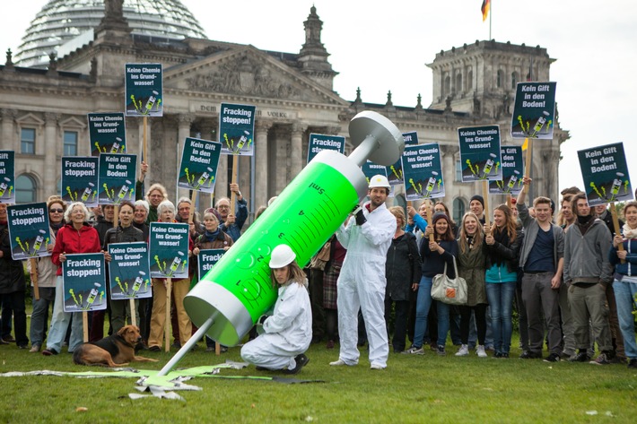 Protest mit "Giftspritze" gegen Fracking / 162.000 Unterschriften für Fracking-Verbot / "Wer fracken will, wird an der Wahlurne abgestraft" (BILD)