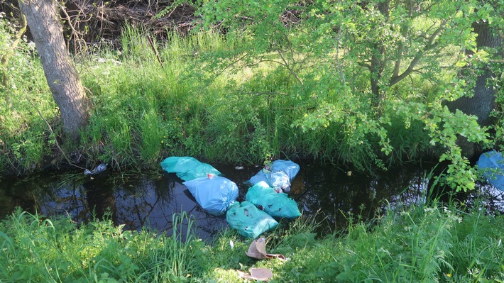 POL-DEL: Landkreis Wesermarsch: Illegale Müllentsorgung in Nordenham +++ Zeugen gesucht