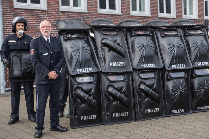 POL-WHV: "Danke für deine Menschlichkeit!" - ein sehr wertschätzender und emotionaler Abschied von Hans Zeh, Leiter des Einsatz- und Streifendienstes aus Wilhelmshaven