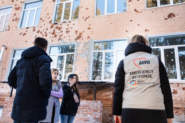 Unter Lebensgefahr arbeiten humanitäre Helfer oft, wie hier in der Ukraine (c) AWO International.jpg