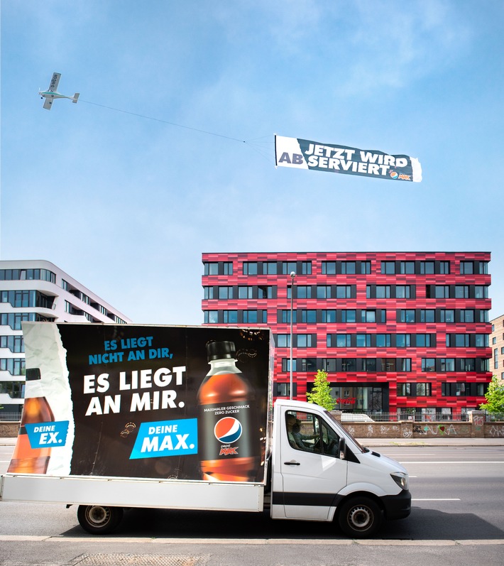 Jetzt wird abserviert: PepsiCo schickt klare Botschaft per Himmelsschreiber an die Konkurrenz in Berlin