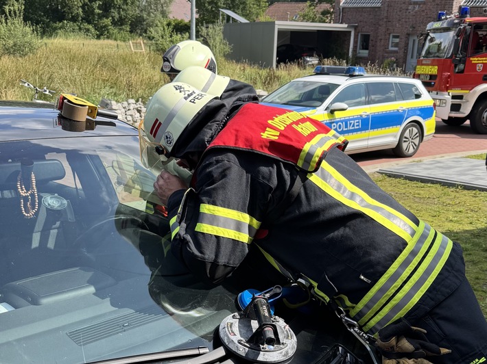 FW-AUR: Kleinkind aus Fahrzeug befreit