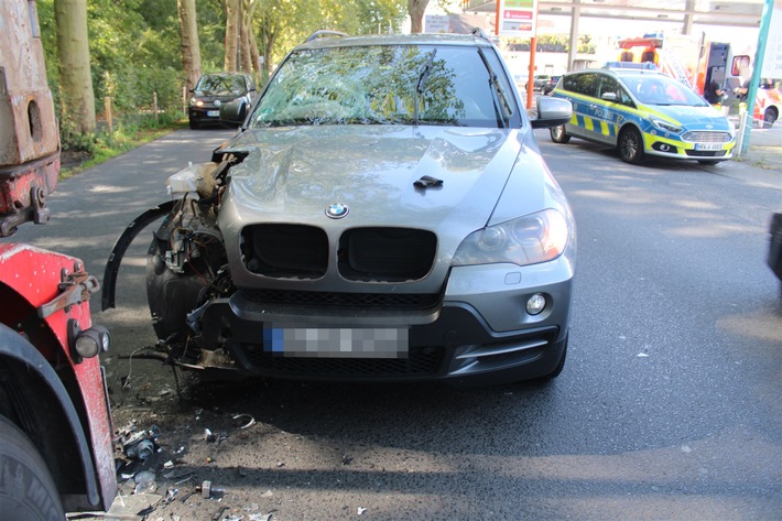 POL-DU: Rheinhausen: Durch Auffahrunfall in den Gegenverkehr geschleudert