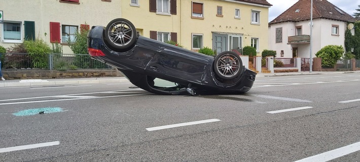 POL-PDLD: Landau: Auto bei Verkehrsunfall überschlagen