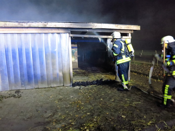 FW-WRN: Brand einer Stallung durch Pyrotechnik verhindert