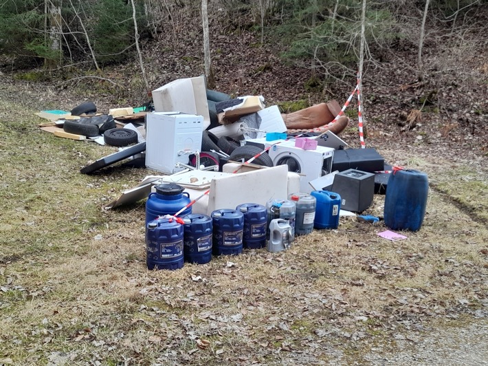 POL-UL: (UL) Schelklingen - Mehrere Kubikmeter Unrat und umweltgefährdende Stoffe im Wald entsorgt / Bei Ermittlungen wegen einer Umweltstraftat bei Schelklingen hofft die Polizei jetzt auf Zeugenhinweise.