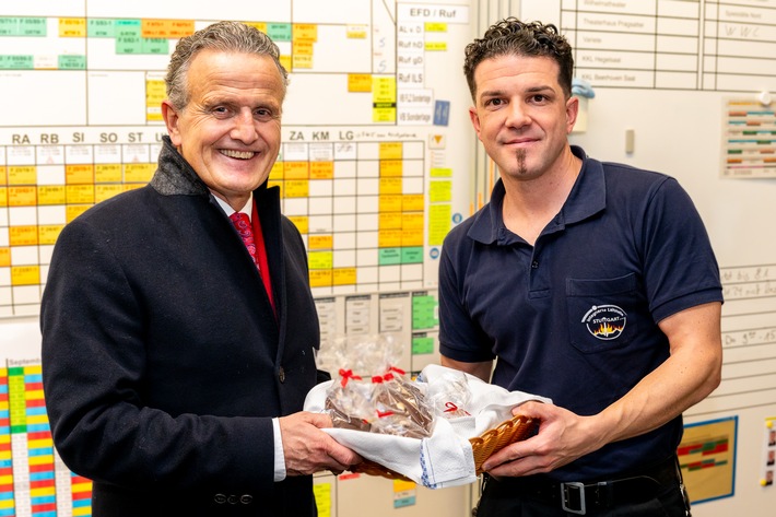 FW Stuttgart: Gemeinsame Pressemitteilung von Feuerwehr und DRK Stuttgart: Weihnachtsbesuch von Oberbürgermeister Dr. Frank Nopper und DRK-Präsident Dr. Martin Schairer bei Einsatzkräften von DRK und Feuerwehr