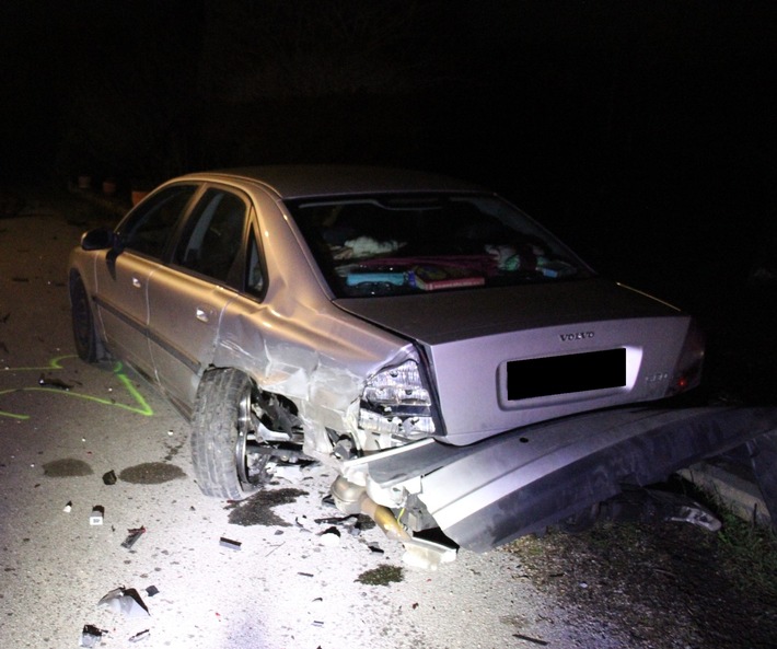 POL-MI: Verkehrsunfall mit Flucht: Unbekannter verursacht hohen Sachschaden
