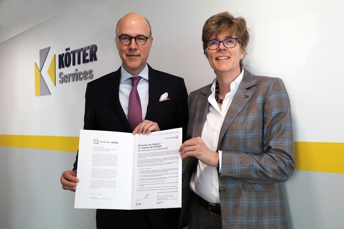 Unterstützen die Charta der Vielfalt: Die Geschwister Friedrich P. Kötter und Martina Kötter. Weiterer Text über ots und www.presseportal.de/nr/112413 / Die Verwendung dieses Bildes ist für redaktionelle Zwecke honorarfrei. Veröffentlichung bitte unter Quellenangabe: "obs/KÖTTER Services"